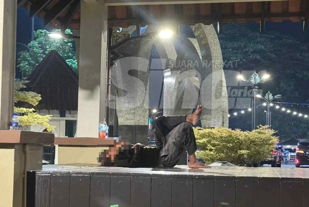 Gelandangan yang berbaring di tempat duduk di dataran berhampiran Masjid Jamek Muhammadi.