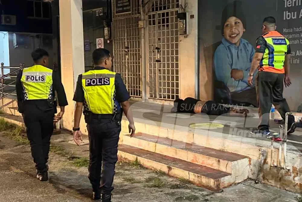 Pihak berkuasa mendekati seorang lelaki yang tidur di kaki lima bank di Kota Bharu.