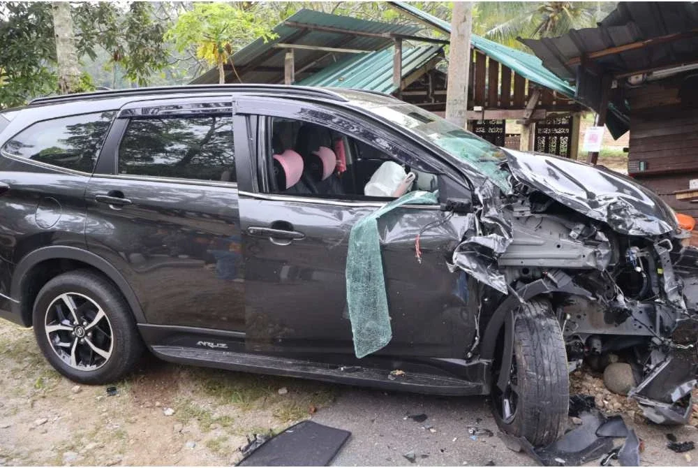 Sebuah kereta jenis Perodua Aruz yang dikatakan masuk ke laluan mangsa sebelum berlanggar dalam kejadian di Jalan Batu 17 Hulu Langat pada Rabu. Foto IPD KAJANG