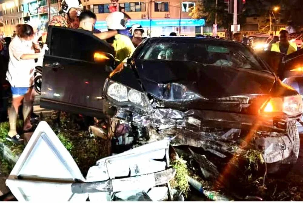 Keadaan kereta mangsa yang terbabas dan melanggar pembahagi jalan di Taman Tambun Indah pada malam Rabu. - Foto: JBPM