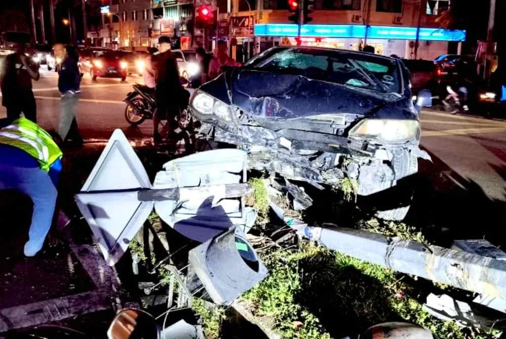Mangsa mengalami kecederaan dalam kejadian di Taman Tambun Indah pada malam Rabu. - Foto: JBPM