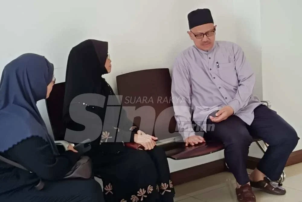 Mohd Khushairi (kanan) dan Asmat (kiri) hadir ke Mahkamah Sesyen Shah Alam bagi prosiding kes pengubahan wang haram pada Khamis.