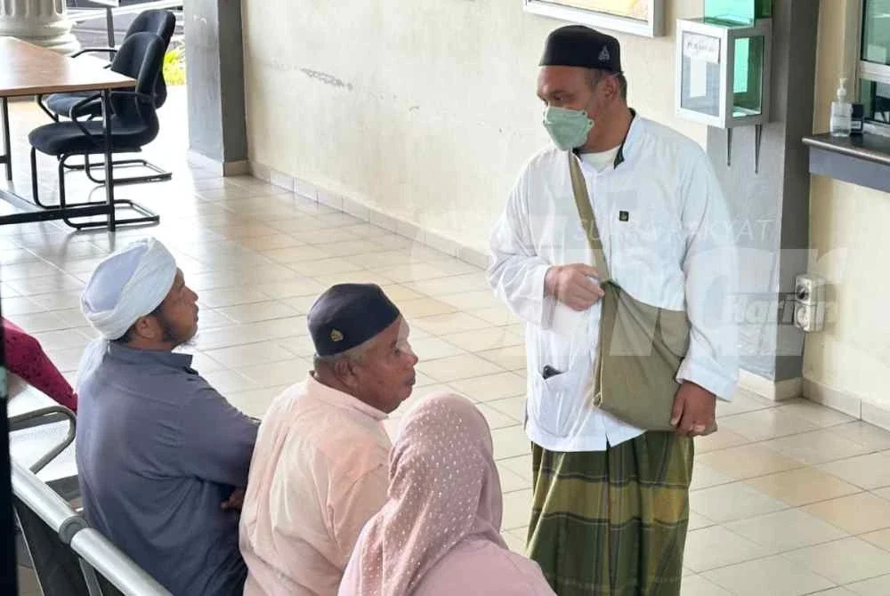 Tertuduh (kanan) tiba sendiri di Mahkamah Pasir Mas untuk berdepan tuduhan. 