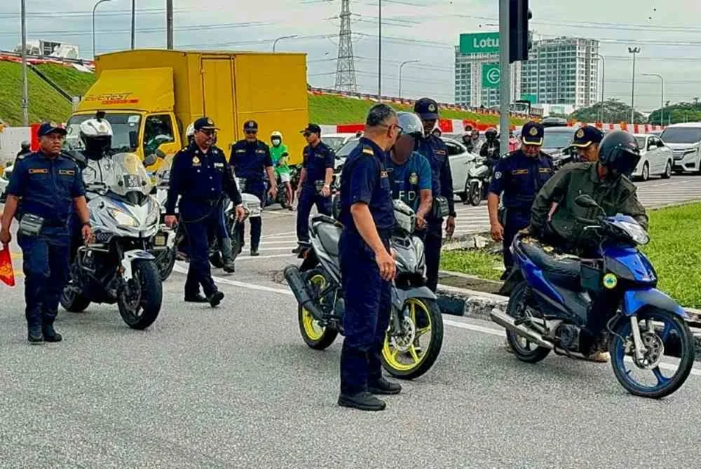 Operasi turut melibatkan penunggang motosikal warga asing.