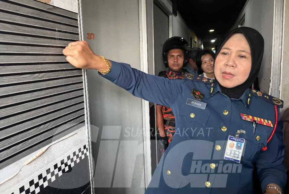 Siti Rohani ketika melakukan pemantauan keselamatan di salah sebuah rumah dalam operasi yang dijalankan di Dataran Larkin, Johor Bahru pada Khamis.
