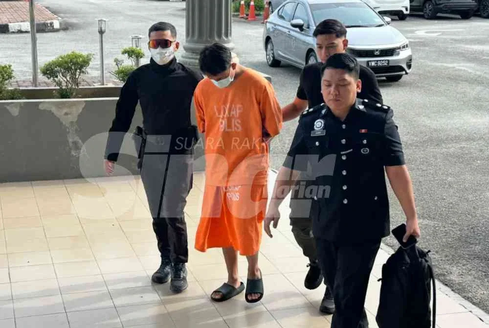 Tertuduh (dua dari kiri) tiba di Mahkamah Pasir Mas dengan dibawa menggunakan kereta polis. 