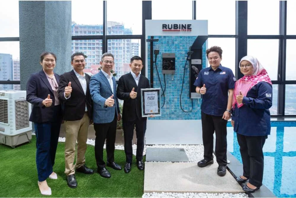 Siri EOS RUBINE lakar sejarah dalam Malaysia Book of Records.