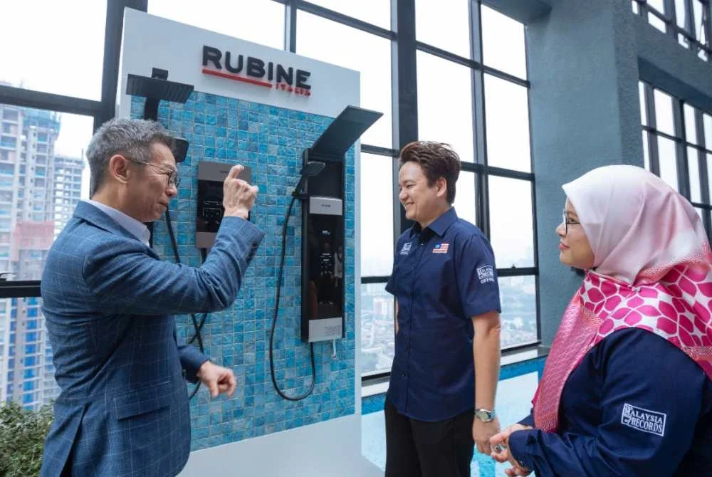 Jimmy Tan (kiri) menerangkan ciri-ciri produk RUBINE Siri EOS kepada Jwan Heah (tengah) dan Siti Hajar di sudut pengalaman (experiential corner) RUBINE.