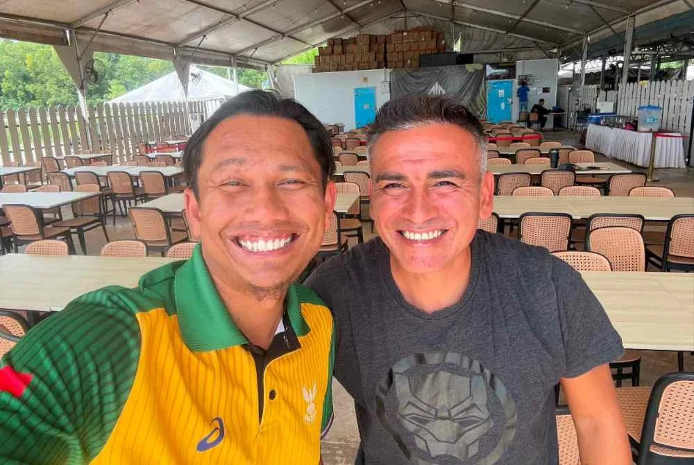 Mohammad Yaakub (kiri) bersama Nelson yang kini tinggal di MADAD dan membantu melatih pasukan bola sepak pelajar dengan bayaran yang diperoleh hasil kutipan ibu bapa.