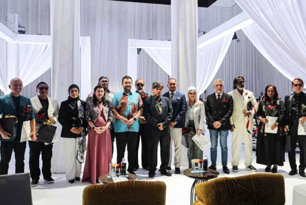 Diasaskan Yang Berhormat Mulia Datuk Sri Raja Rezza Shah (enam dari kiri) The Kuala Lumpur Men’s Fashion Week menjadi platform penting kepada pereka fesyen baharu dan mapan untuk memperkenalkan koleksi kepada pemain industri, pembeli, wakil media serta pencinta fesyen.