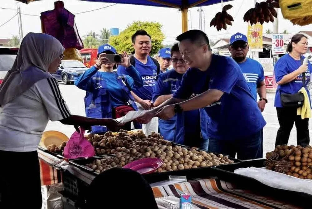 Chong Fui Ming (kanan) ketika melakukan tinjauan sekitar Pekan Batu Kikir.