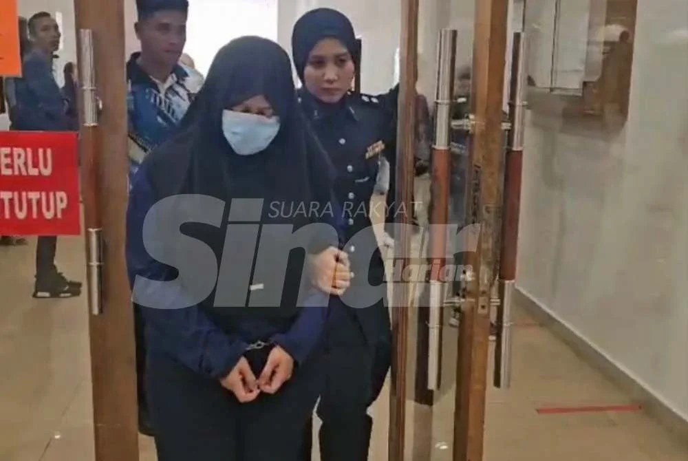 Nurwahidah (kiri) didakwa di Mahkamah Majistret Kuantan pada Khamis.