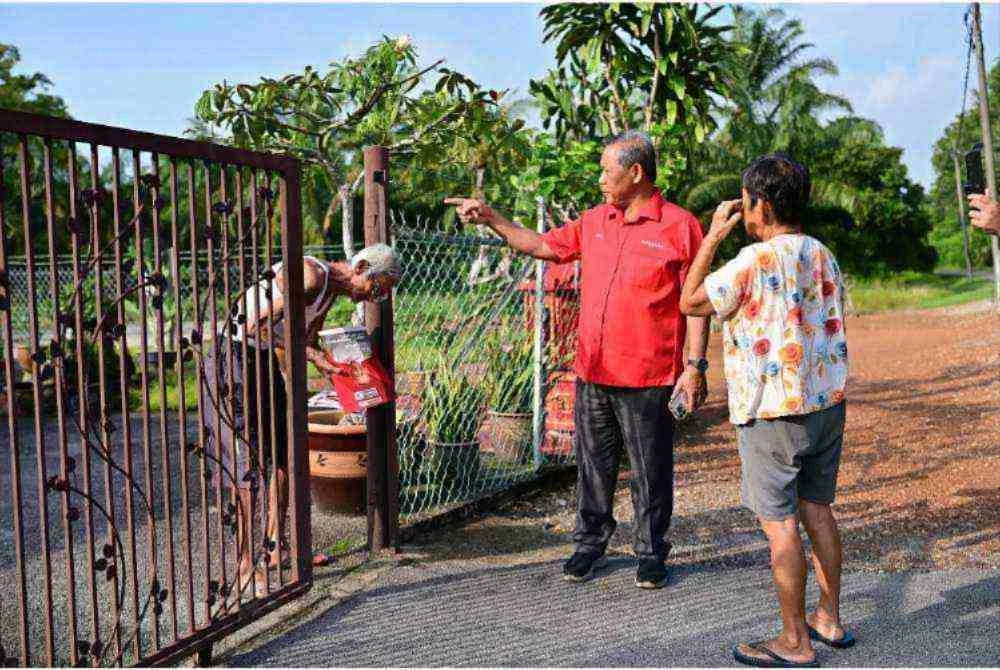 Aminuddin (tengah) mendengar permasalahan penduduk DUN Linggi ketika turun berkempen. Foto: FB Aminuddin