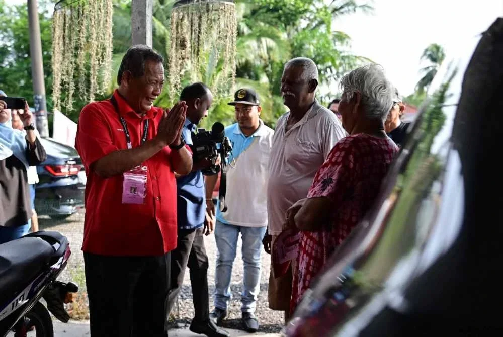 Aminuddin berjumpa penduduk DUN Linggi. Foto: FB Aminuddin