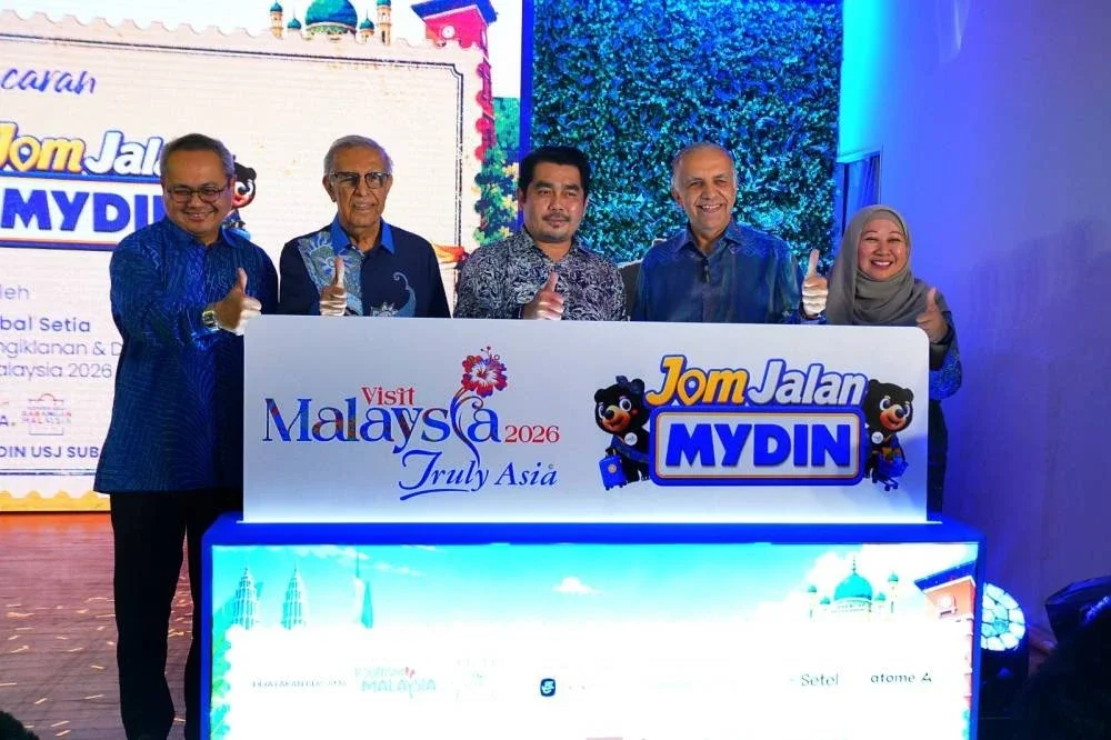 Ameer (dua dari kanan) dan Mohd Akbal (tengah) melancarkan Jom Jalan Mydin di Mydin USJ pada Khamis.