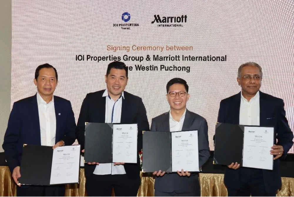 Dari kiri Ketua Pegawai Operasi IOI Properties Group Berhad - Pembangunan Hartanah, Teh Chin Guan; Chris Chong; Andree Susilo dan Naib Presiden Pasaran Marriott International (Malaysia) George Varughese bersama bersama selepas majlis memetrai perjanjian operasi serta pengurusan hotel The Westin Puchong di IOI Rio City, Puchong.