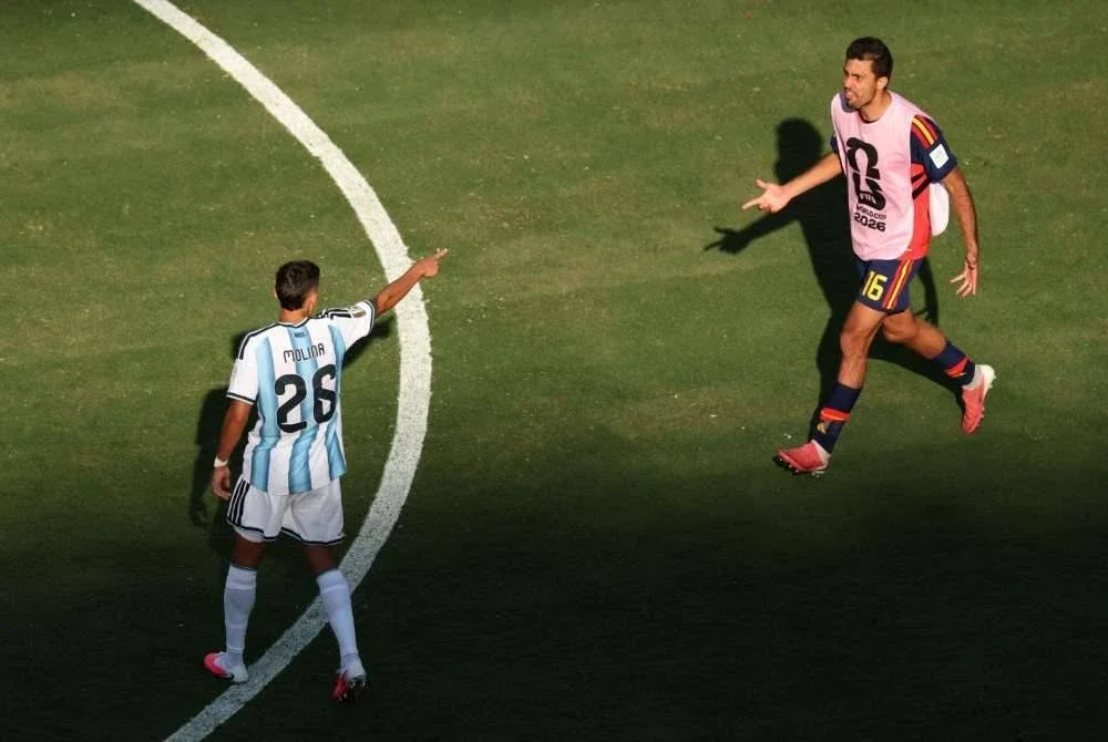 Pemain tengah Sepanyol, Rodri (kanan), bertelagah dengan pemain Argentina, Nahuel Molina, selepas tamat perlawanan akhir Piala Dunia di Stadium New York New Jersey, yang menyaksikan Sepanyol menewaskan Argentina 1-0. - AFP