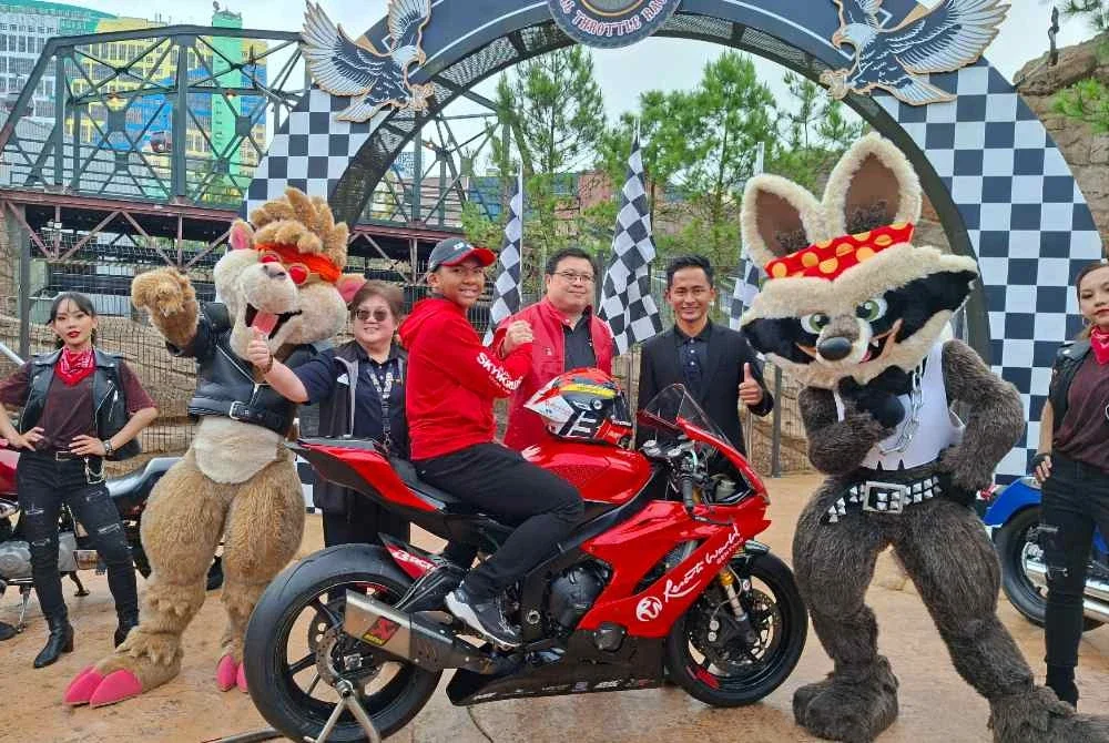 Spencer ( tengah) bergambar bersama Hakim Danish ( kiri) pada majlis MoU di Genting SkyWorld Theme Park, Resort World Genting.