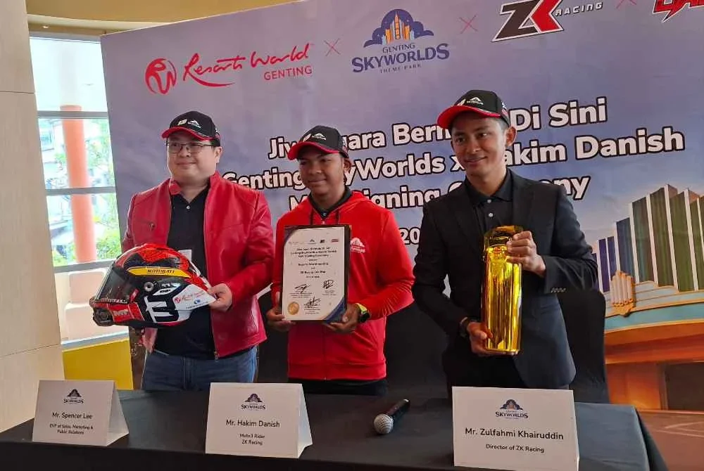 Spencer (kiri) selepas majlis MoU Hakim Danish (tengah) sebagai duta Taman Tema di Genting SkyWorld Theme Park, Resort World Genting.