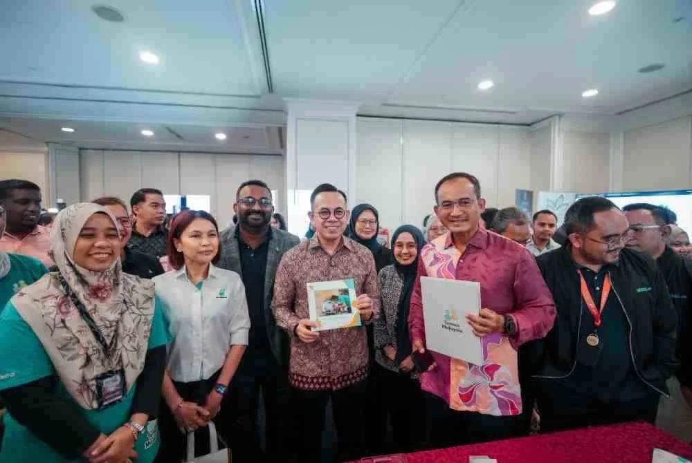 Steven (tengah) merasmikan Konvensyen Ekosistem Perusahaan Sosial (KEPS) 2026 pada Khamis. 