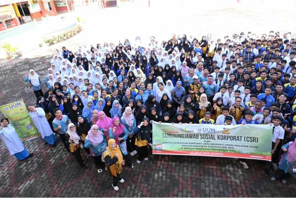 Pelajar SMK Pedu Kuala Nerang bersama E-Idaman bergotong-royong melaksanakan usaha kitar semula.