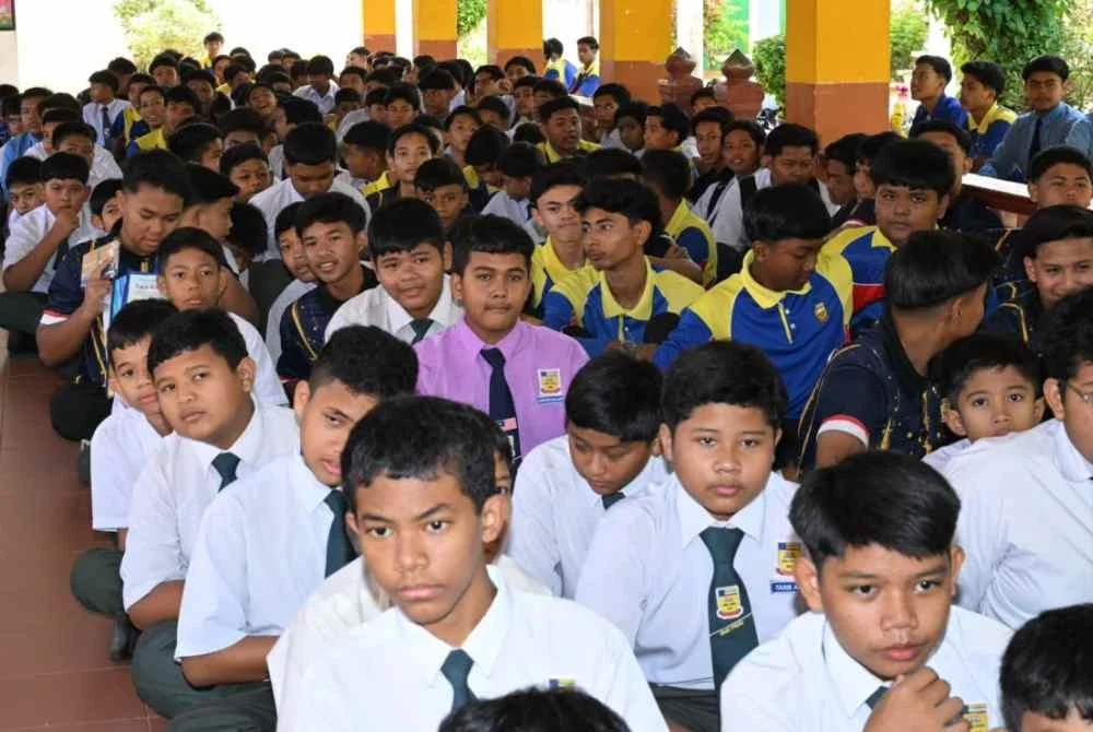 Pelajar SMK Pedu sedang mendengar taklimat program CSR Jabatan Komunikasi Korporat UUM yang diadakan di sekolah itu.