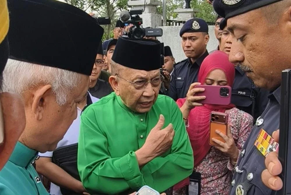Mohd Rais (tengah) ketika kes melibatkan Undang Yang Empat di Balai Tunku Besar Tampin bulan lalu.