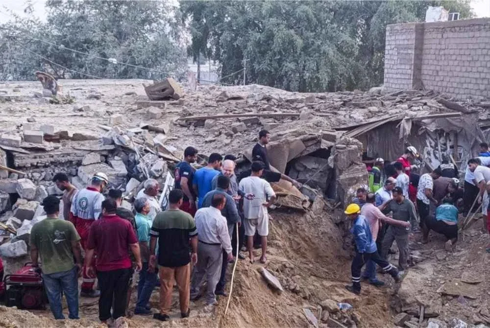 Penduduk setempat turut membantu operasi mencari dan menyelamat (SAR) selepas sebuah bangunan kediaman di Pulau Qeshm, selatan Teheran runtuh akibat dibedil AS. - Foto Agensi