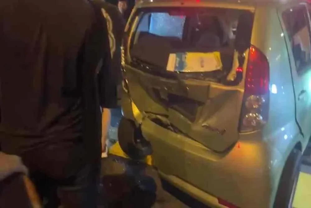 Keadaan remuk belakang Perodua Myvi selepas dilanggar kenderaan suspek dari arah belakang. Foto: sedutan video tular.