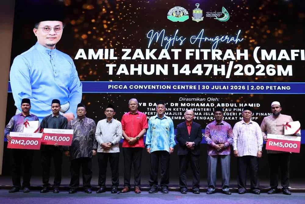 Abd Aziz (lima dari kanan) bersama penerima Anugerah Transaksi Tanpa Tunai di Majlis Anugerah Amil Zakat Fitrah Tahun 1447H/2026M di Pusat Konvensyen Picca pada Khamis.