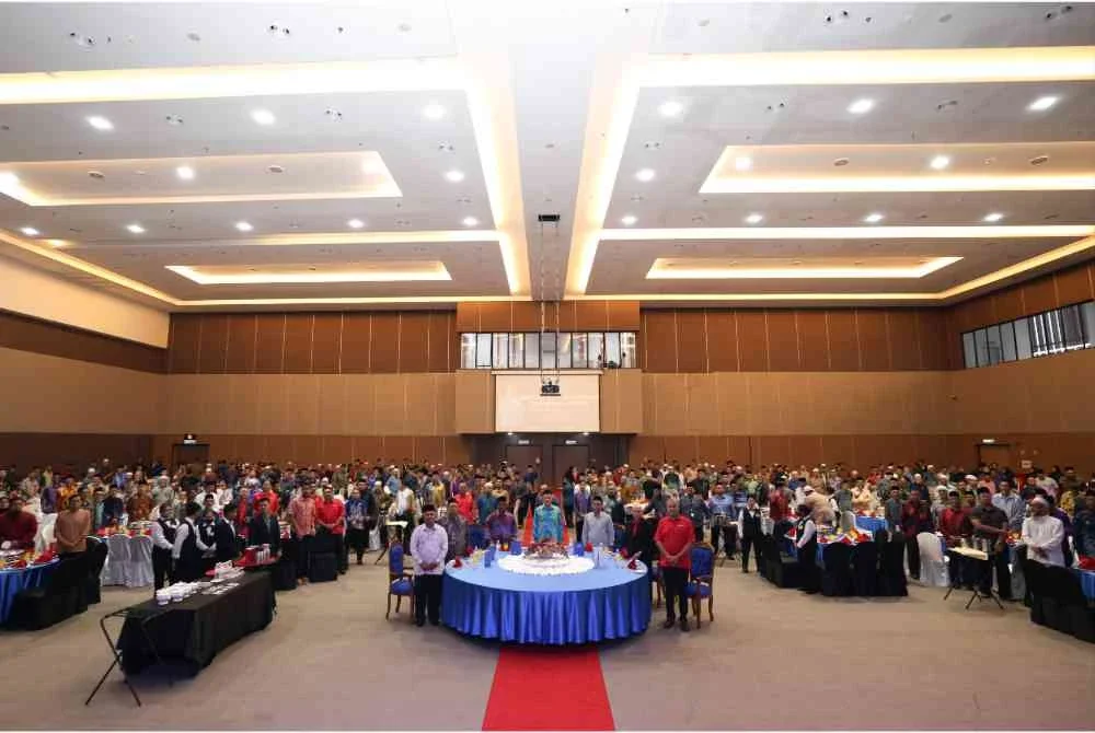 Abd Aziz (tengah) bergambar bersama para amil di Majlis Anugerah Amil Zakat Fitrah Tahun 1447H/2026M di Pusat Konvensyen Picca yang diadakan pada Khamis.
