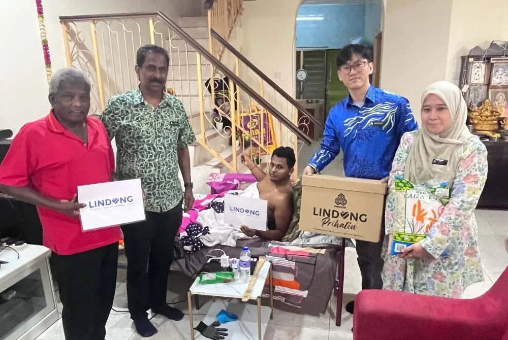 Operator kilang, R Prem Raja, 24, yang mengalami patah paha kanan selepas motosikalnya dilanggar kereta, Jun lalu menerima kunjungan Skuad PERKESO Prihatin.