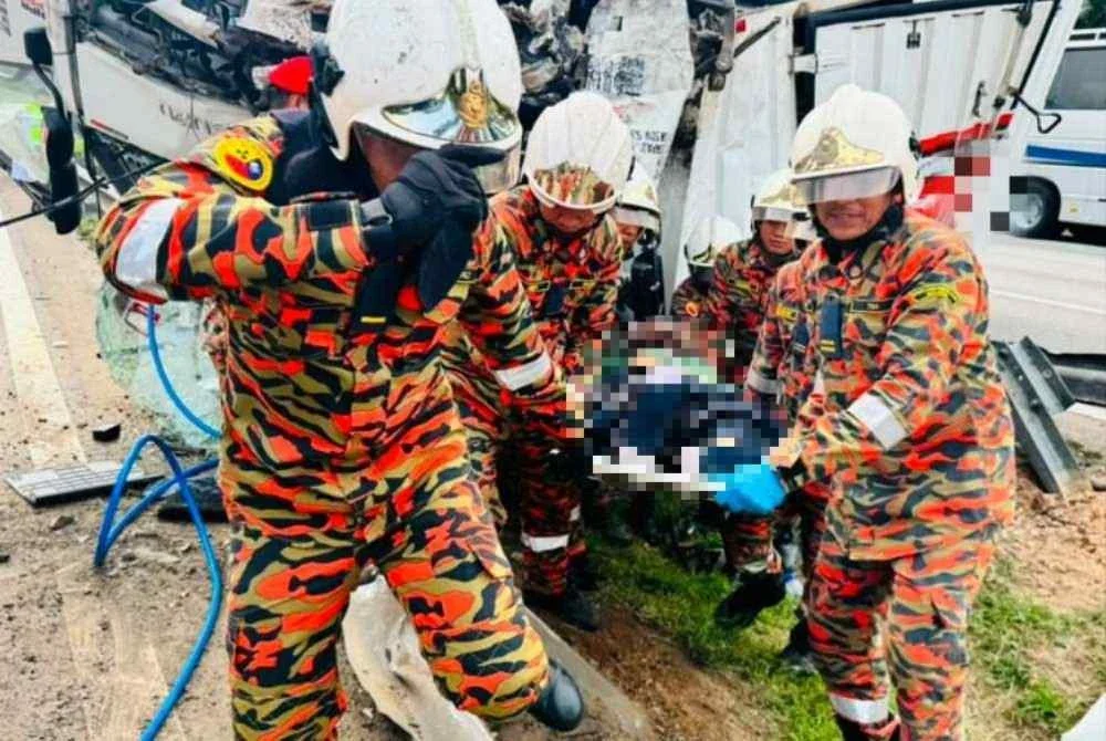Mangsa berjaya dibawa keluar sebelum disahkan meninggal dunia oleh KKM. Foto: JBPM Melaka