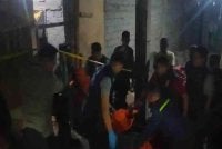 Anggota polis menjalankan siasatan di lokasi kejadian selepas seorang bapa dan anaknya maut, ditikam rakan sekerja dalam satu insiden berdarah. Foto tular media Indonesia.