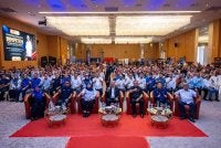 Ahmad Zahid (empat dari kanan) dan Asyraf Wajdi (tiga dari kanan) bersama usahawan pada program Himpunan Usahawan Bumiputera Negeri Sembilan