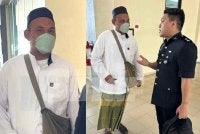 Tertuduh berurusan dengan pihak polis semasa di mahkamah. 