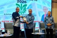 Abdul Fattah (tengah) menerima cenderahati selepas merasmikan Mesyuarat Agung Perwakilan Tahunan Kali Ke-39 Koperasi Gabungan Pekebun Kecil Perak Berhad di sebuah hotel di sini pada Khamis.