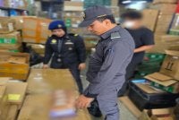 Penguat kuasa KPDN menyerbu sebuah stor penyimpanan barang di Kajang dan merampas produk penjagaan kulit disyaki tiruan pada Selasa. Foto: KPDN