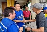 Fui Ming (dua kiri) ketika melakukan tinjauan sekitar DUN Bahau.