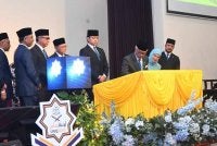 Al- Sultan Abdullah berkenan menandatangani plug istiadat pemasyhuran UniQSAAS di Auditorium universiti tersebut pada Khamis. Foto Penerangan Pahang