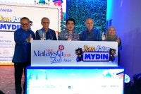 Ameer (dua dari kanan) dan Mohd Akbal (tengah) melancarkan Jom Jalan Mydin di Mydin USJ pada Khamis.