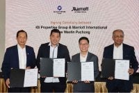 Dari kiri Ketua Pegawai Operasi IOI Properties Group Berhad - Pembangunan Hartanah, Teh Chin Guan; Chris Chong; Andree Susilo dan Naib Presiden Pasaran Marriott International (Malaysia) George Varughese bersama bersama selepas majlis memetrai perjanjian operasi serta pengurusan hotel The Westin Puchong di IOI Rio City, Puchong.
