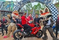 Spencer ( tengah) bergambar bersama Hakim Danish ( kiri) pada majlis MoU di Genting SkyWorld Theme Park, Resort World Genting.