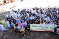 Pelajar SMK Pedu Kuala Nerang bersama E-Idaman bergotong-royong melaksanakan usaha kitar semula.