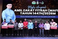 Abd Aziz (lima dari kanan) bersama penerima Anugerah Transaksi Tanpa Tunai di Majlis Anugerah Amil Zakat Fitrah Tahun 1447H/2026M di Pusat Konvensyen Picca pada Khamis.