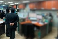 KPDN Selangor melaksanakan pemeriksaan ke atas premis khidmat perunding arkitek yang disyaki menggunakan perisian komputer tanpa lesen sah di Puchong pada Khamis. Foto: KPDN Selangor