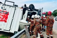 Anggota bomba mengeluarkan mangsa tersepit dalam kenderaan dipandunya. Foto: JBPM Melaka
