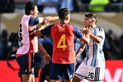Pemain tengah Sepanyol, Rodri (kiri), bertelagah dengan pemain Argentina, Nahuel Molina, selepas tamat perlawanan akhir Piala Dunia di Stadium New York New Jersey, yang menyaksikan Sepanyol menewaskan Argentina 1-0. Foto fail Reuters 