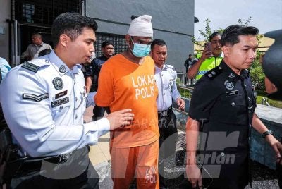 Alex Robert dihadapkan ke Mahkamah Majistret Teluk Intan pada Khamis atas pertuduhan membunuh 2 remaja perempuan dalam nahas tiga kenderaan di Jalan Padang Tembak, Teluk Intan Ahad lalu.