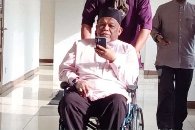 Nasiruddin berkerusi roda ke Mahkamah Sesyen Shah Alam bagi prosiding pertuduhan pengubahan wang haram pada Khamis.